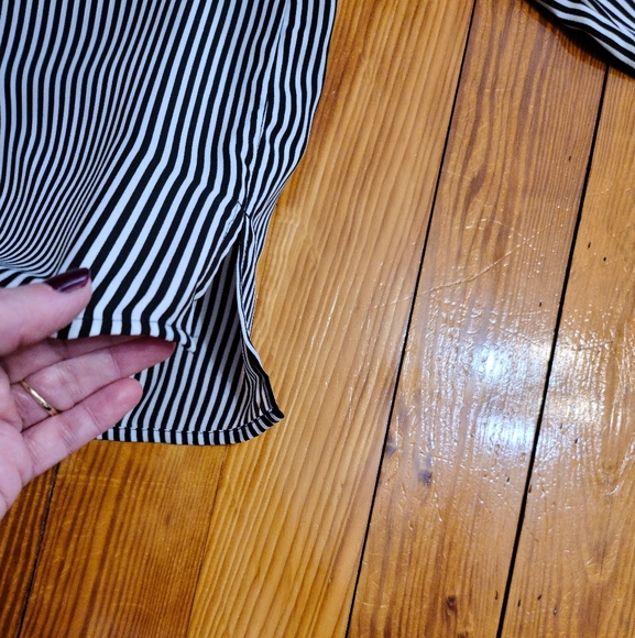 🦋Sale🦋4/$25Ann Taylor Factory Button Down Blouse - Picture 7 of 12